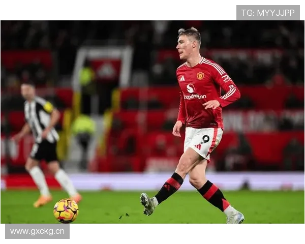 曼联进攻失效原因聚焦空间与连接崩塌,阶段性表现受限对赛季走势形成制约 曼联进攻失效原因聚焦空间与连接崩塌,阶段性表现受限对赛季走势形成制约